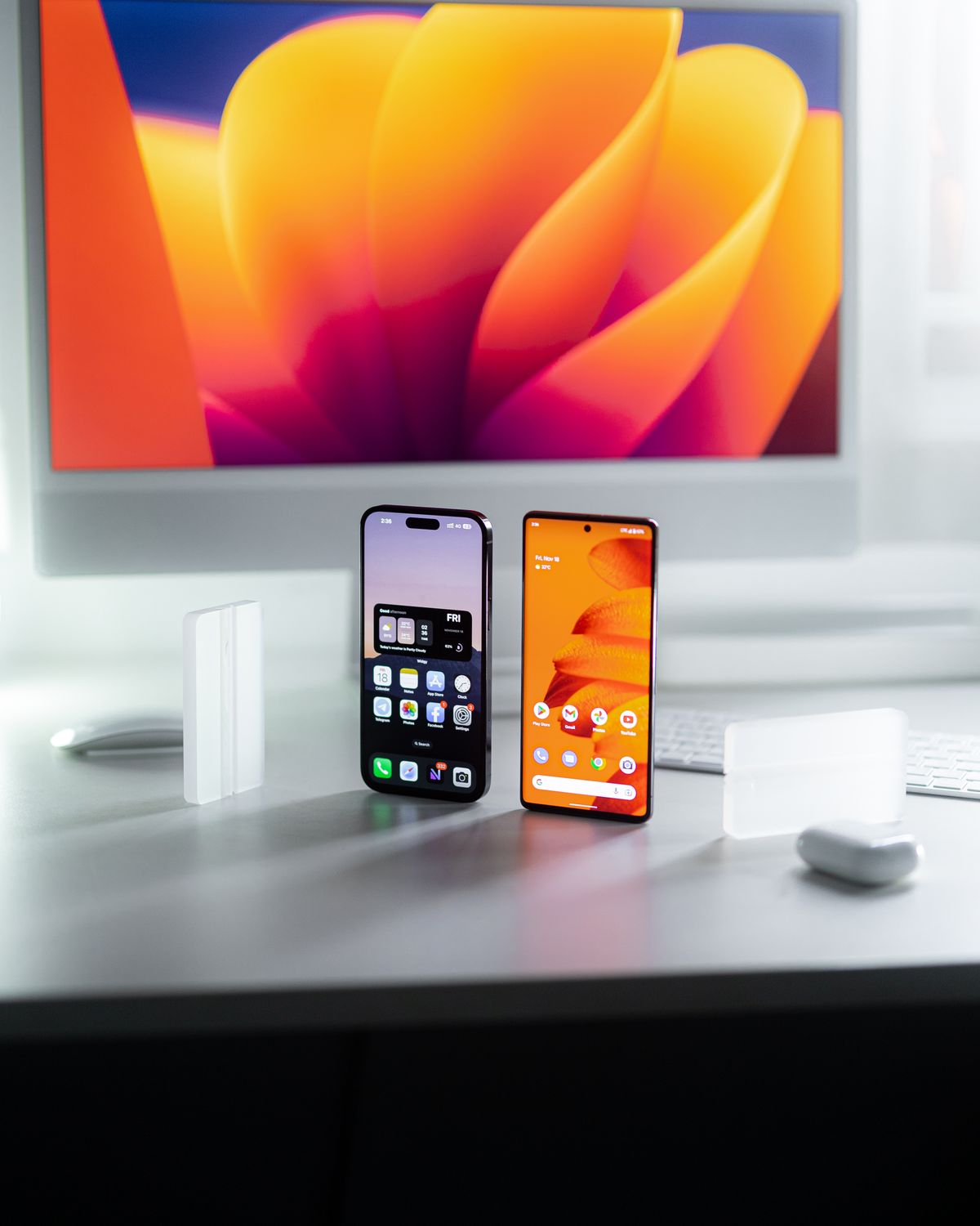 Techniker prüft ein Smartphone mit Reparaturauftrag